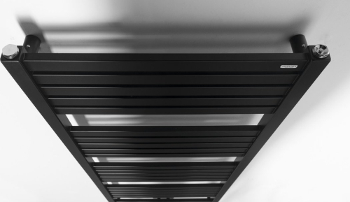 Bruckner GRUNT otopné těleso rovné 500x1330 mm, středové připojení, černá mat 600.122.6